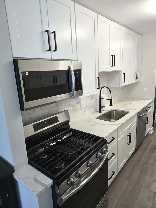 Building Photo - 2800 Mitchell Dr