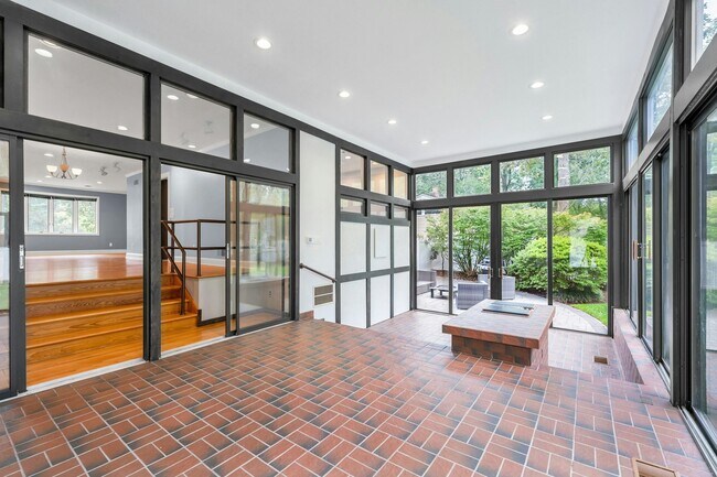 Building Photo - 370 Holland Ln