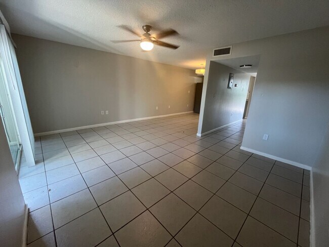 Building Photo - Spacious 2brm 1.5ba townhome Condo in The ...