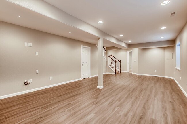 Building Photo - Gorgeous 5 Bed/4 Bath Townhome with Fully ...