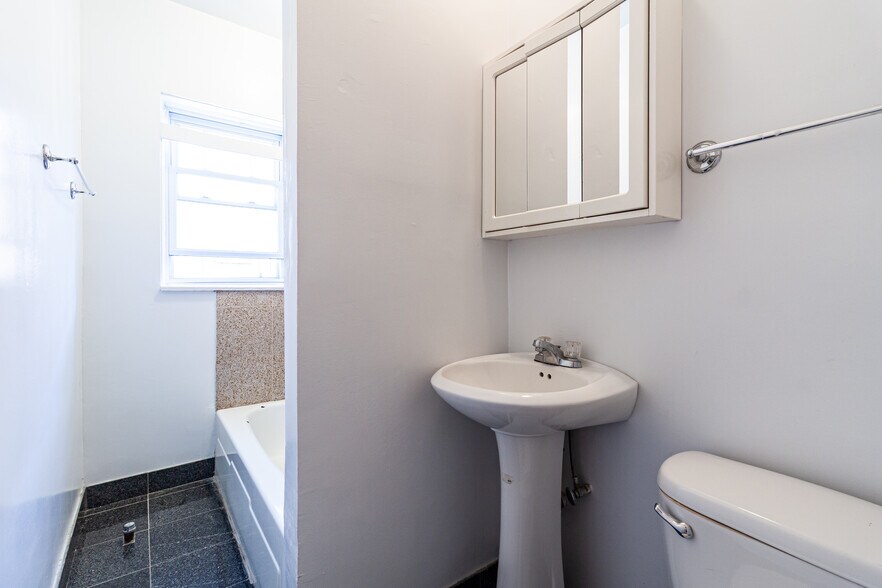 Building Photo - 951 W Cornelia Ave