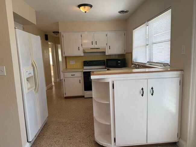 Building Photo - Tyrone single family home 2/1