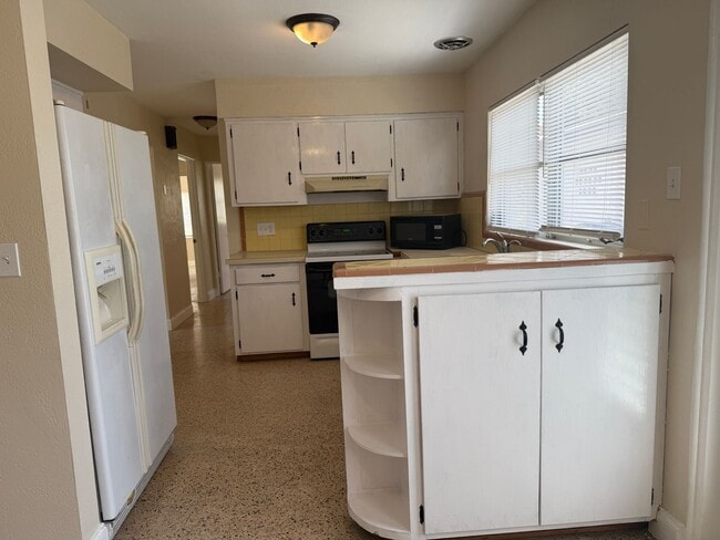 Building Photo - Tyrone single family home 2/1