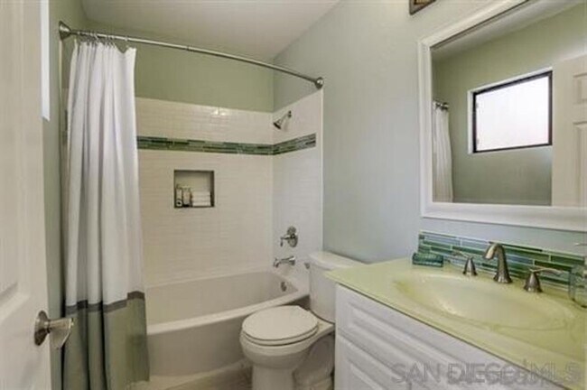 Building Photo - Gorgeous Tri-Level End Unit Home