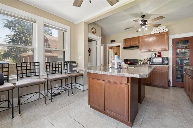 Building Photo - 362 Evans Ave