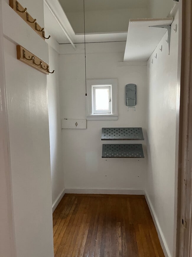 walk in closet 1 - 601 Lake St