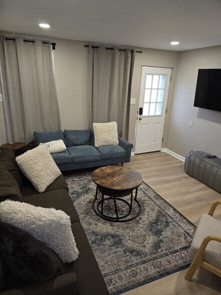 LIVING ROOM - 95 Vesey St
