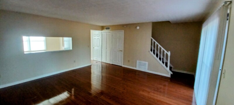 Building Photo - 303 Roswell Commons Cir