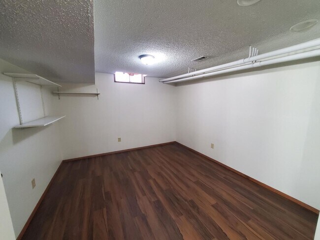 Building Photo - Spacious Derby home in Beautiful Mature Tr...