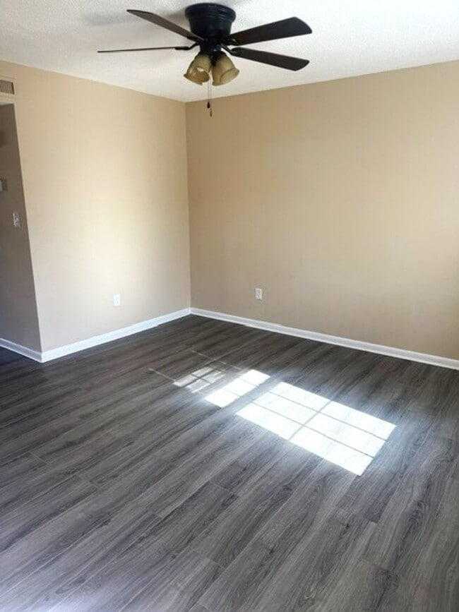 Building Photo - 800 Verdant Dr