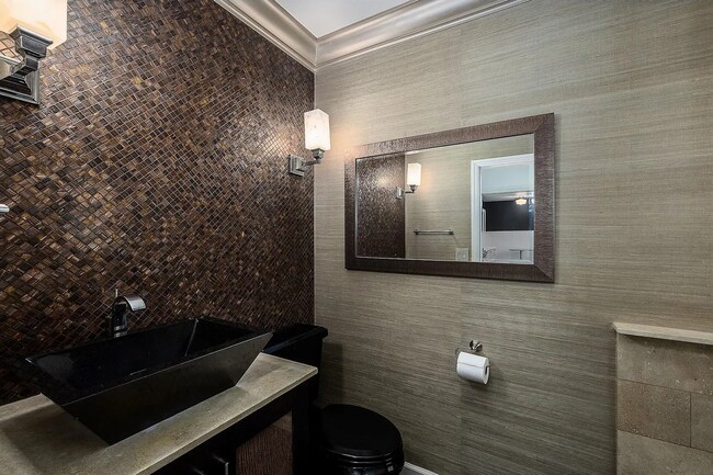 Building Photo - Experience the Charm of a Portland Heights...