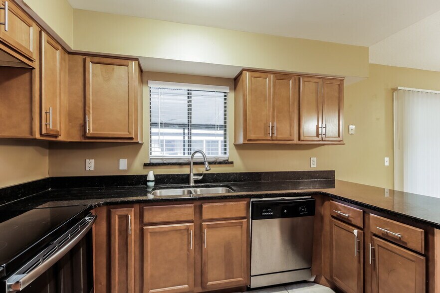 Building Photo - 647 Redwood Dr