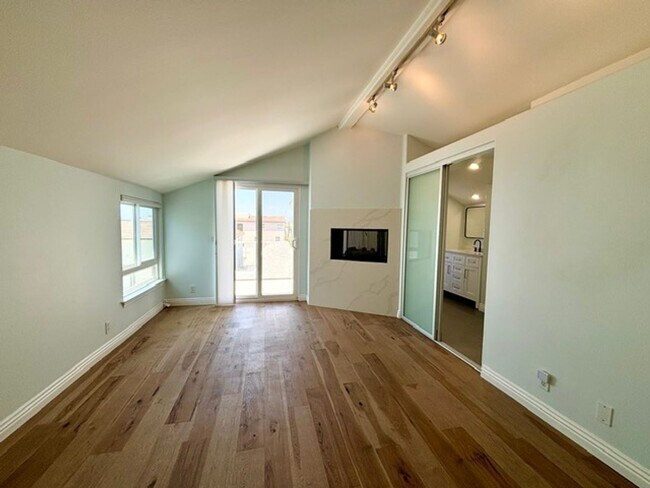 Building Photo - Hollywood Beach | Oxnard | 3 Bed + 3.5 Bat...