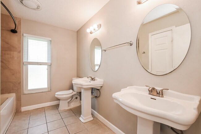 Building Photo - 1009 Black Willow Dr