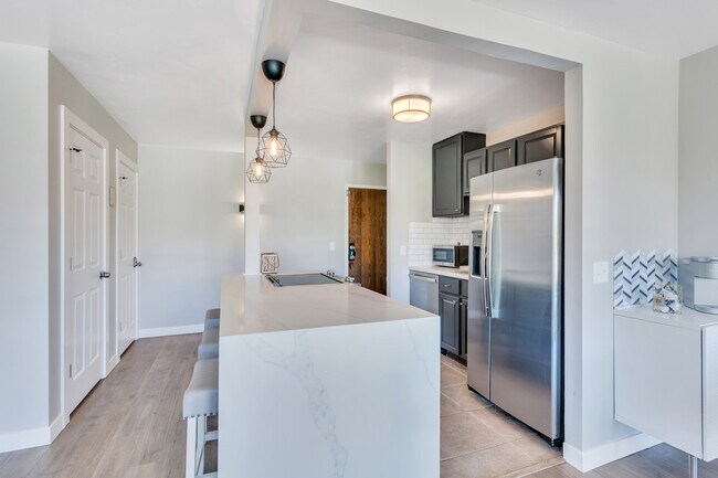 Building Photo - 700 E 200 S