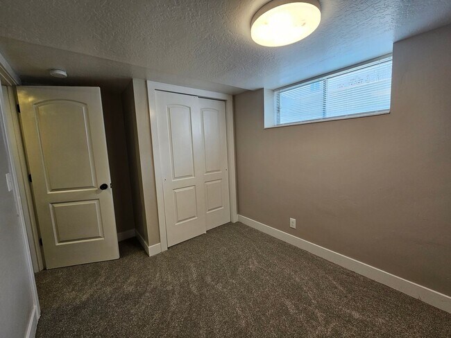 Building Photo - Updated 4 Bed Home with Large Yard
