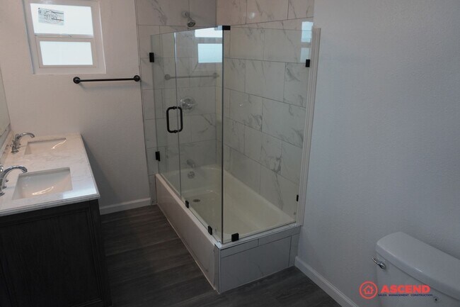 Building Photo - Home in Southeast Bakersfield!