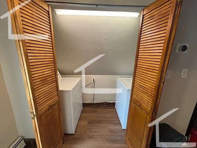 Building Photo - Spacious 2-Bedroom with Washer/Dryer in Unit!