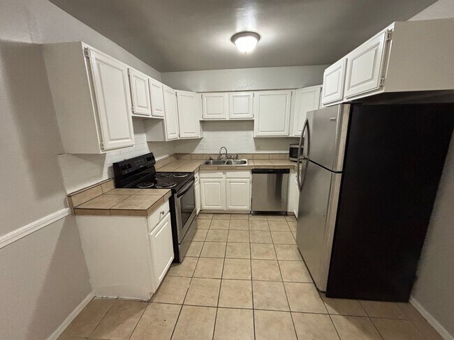 Building Photo - 2 Bedroom, 1.5 Bathroom 1st Floor Condo wi...
