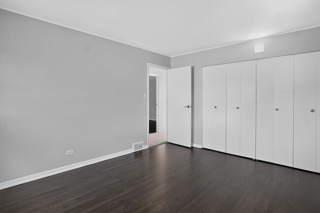 Building Photo - Spacious Stunning 3 BR House in Mount Prospect W/ Office/Playroom on Corner Lot