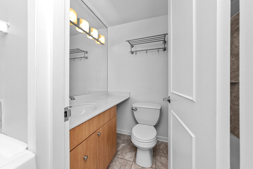 Building Photo - 2600 N Hampden Ct