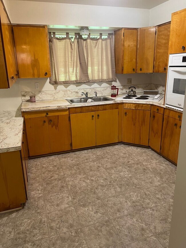 Building Photo - 3BED 1.5BATH - BONUS ROOM, LARGE YARD, WASHER/DRYER HOOKUP, DRIVEWAY PARKING