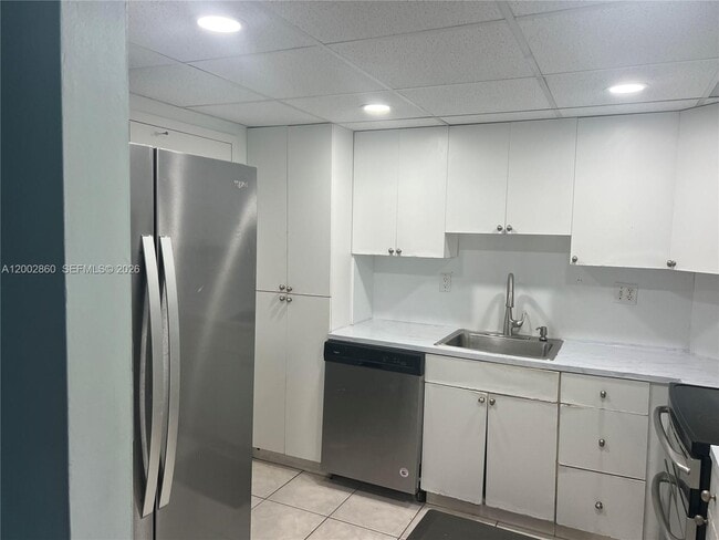 Building Photo - 300 Bayview Dr