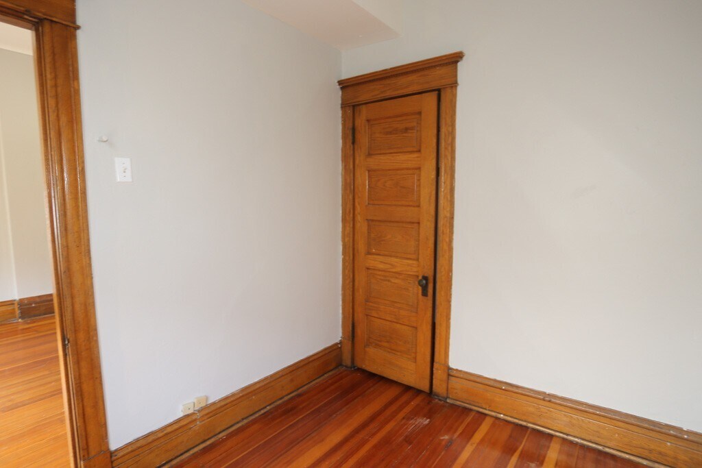 Building Photo - 1326 N Claremont Ave