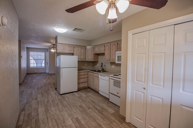 Building Photo - 203 N Scenic Dr