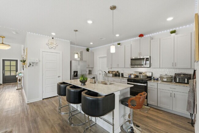 Building Photo - Gorgeous like new home in Montgomery Oaks!
