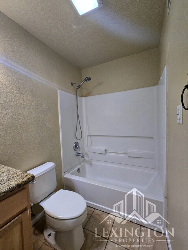 Building Photo - Beautiful, 2BD/1BA, Condo in The Villaggio community, near Madison Ave. and American River College!