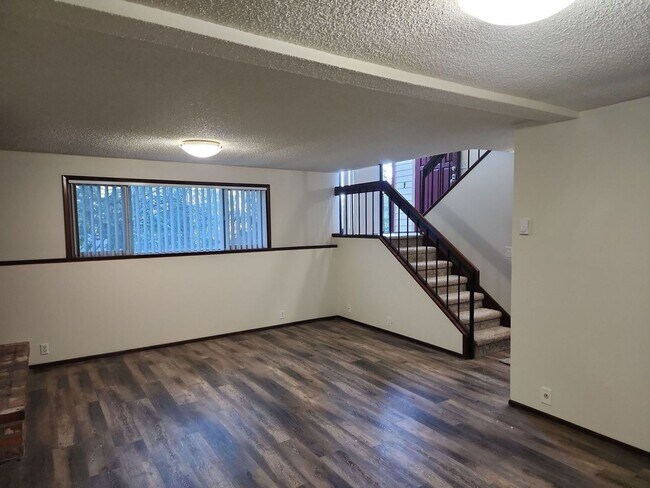 Building Photo - Beautiful Large home in private and quiet community