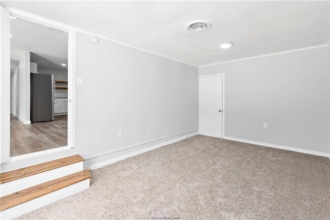 Building Photo - 722 Mary Lake Dr