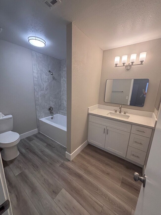 Building Photo - Newly Renovated Two Bedroom Condo