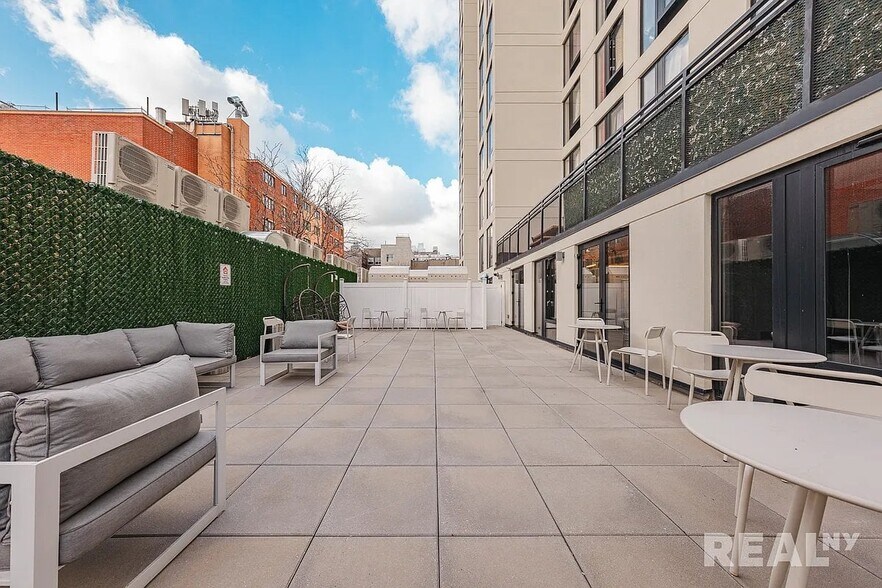 Building Photo - 60 W 125th St