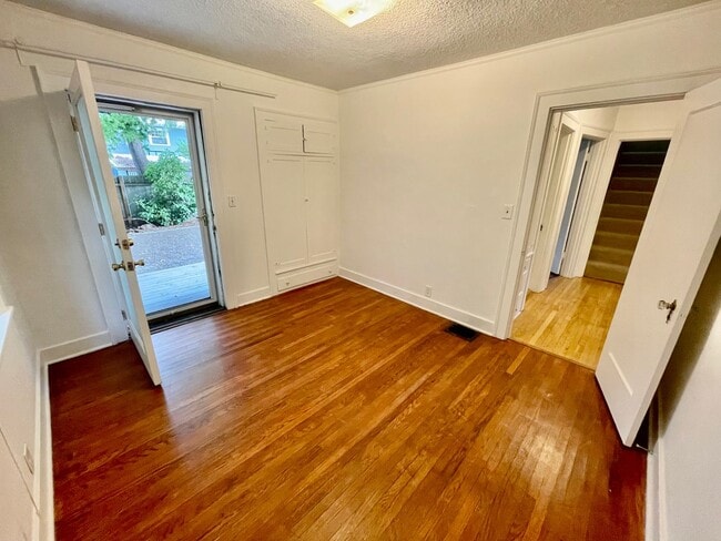 Building Photo - Upgraded 3bd/2bath Laurelhurst Home w/ Pri...