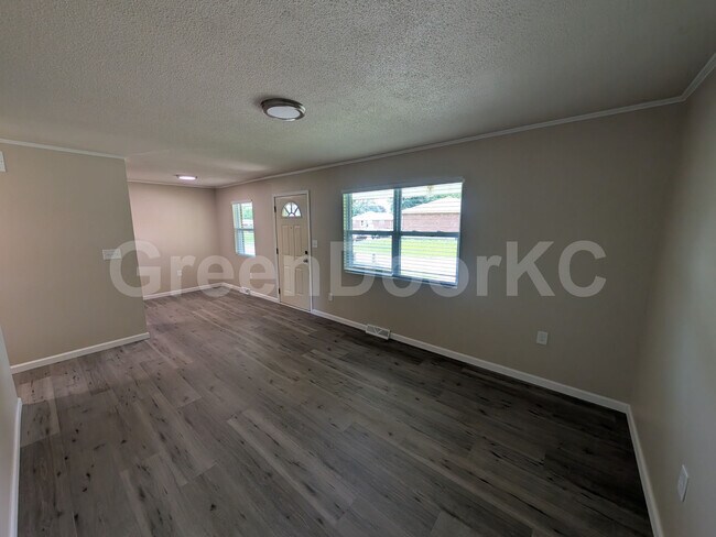 Building Photo - 405 Holiday Dr