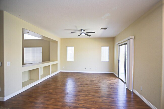 Building Photo - 512 E Rainbow Dr