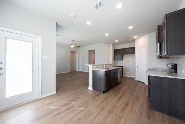 Building Photo - Spacious 4 Bedroom Home in South Temple – ...