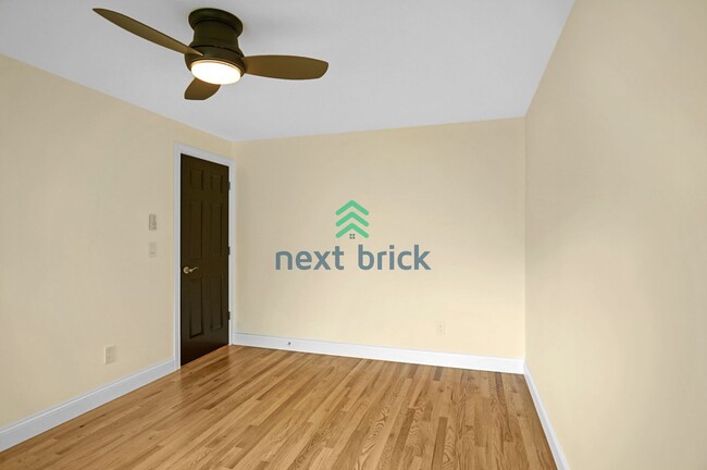 Building Photo - Spacious 5 Bed 2.5 Bath for Rent in Bellevue!