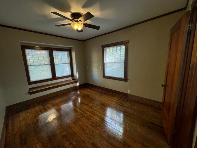 Building Photo - 5 Bedroom Rental in Moline