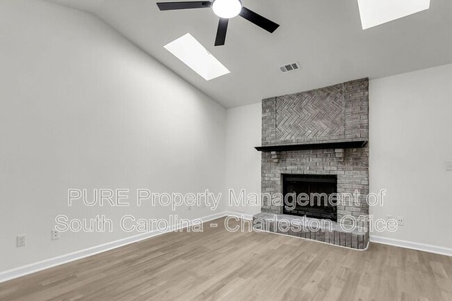 Building Photo - 9870 Levenshall Dr