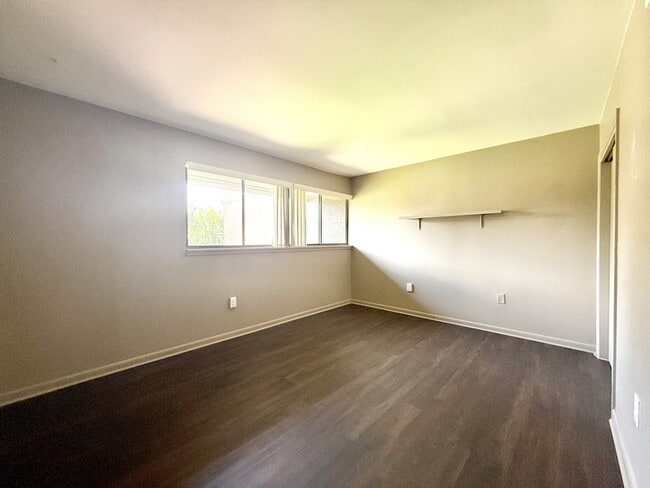 Building Photo - 785 S Village Dr