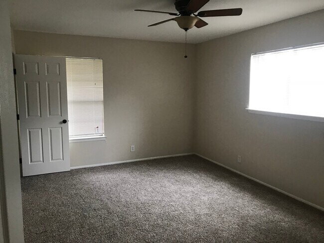 Building Photo - Come see this beautiful 3/2 1243 sq ft home