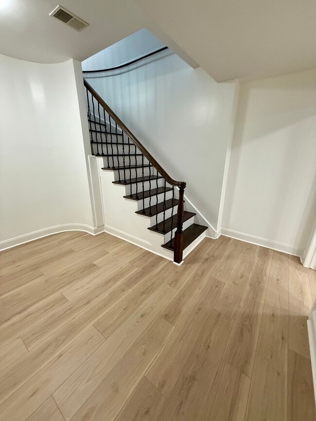 Building Photo - 8960 Enclave Dr