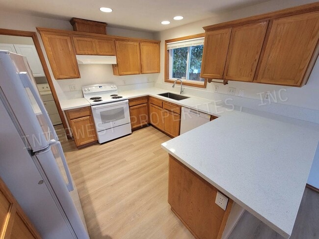 Building Photo - SE Portland Home on A Cul-De-Sac with Gara...