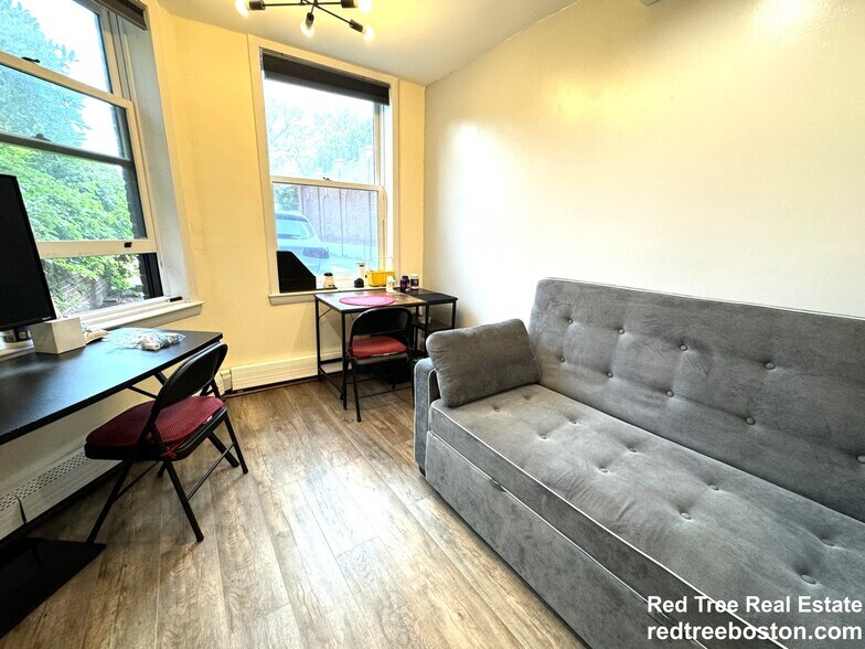 Building Photo - 482 Beacon St