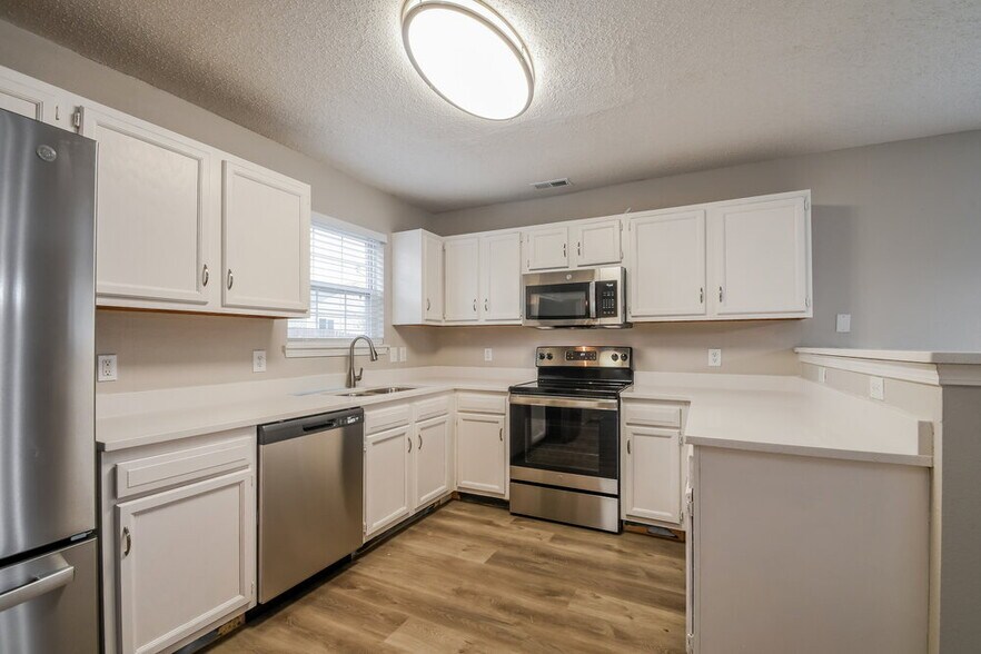 Building Photo - 15341 Ten Point Dr