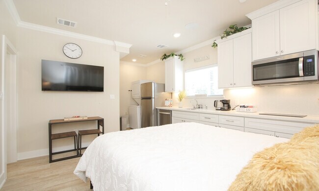 Building Photo - 3537 Mount Pleasant St