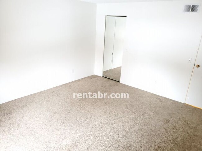 Building Photo - Spacious Snowbird Condo in Lakewood for Re...